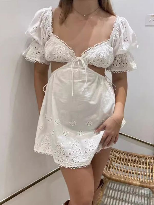 Levoire | Robe sexy à décolleté en V profond en dentelle française, taille perforée, courte Blanc