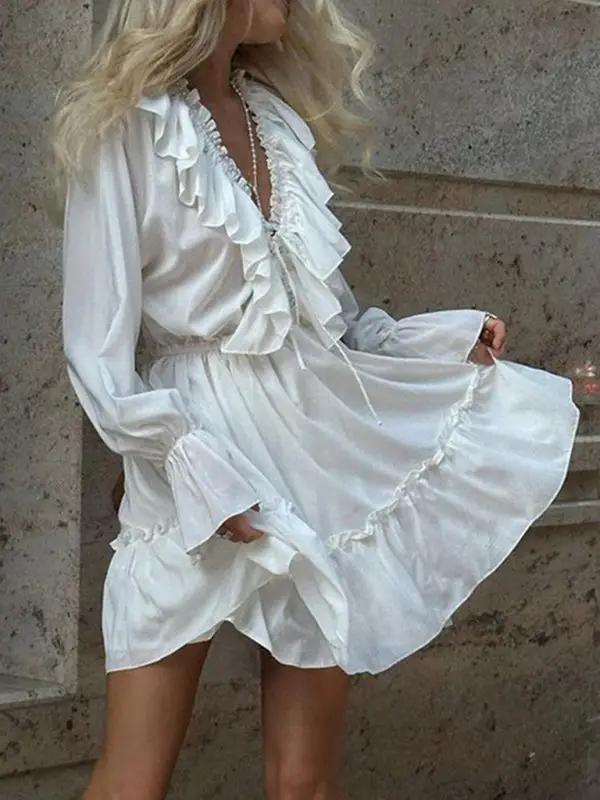 Levoire | Nouveau design en V profond avec des manches trompette froncées et une robe volant en blanc