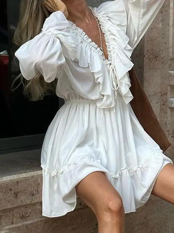 Levoire | Nouveau design en V profond avec des manches trompette froncées et une robe volant en blanc