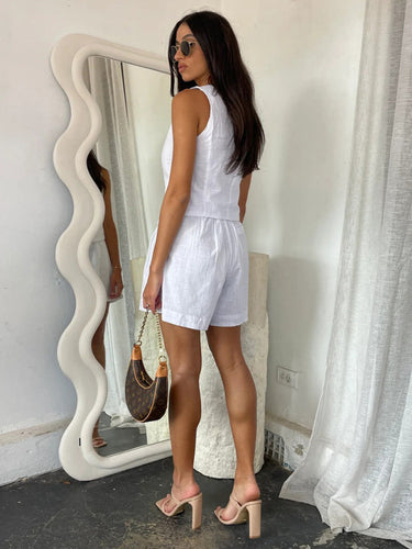 Levoire | Élégant et moderne salopette à shorts unie à décolleté en V