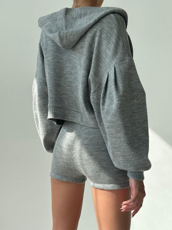 Levoire | Sweat à capuche zippé, t-shirt universitaire, top en V, shorts hauts, ensemble trois pièces