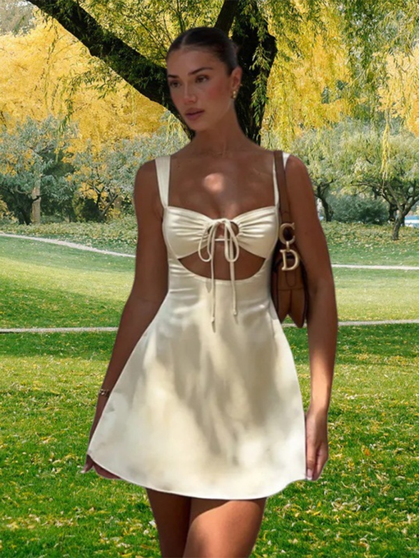 Levoire | Modis et sexy robe à lignes A sans bretelles serrée à la taille