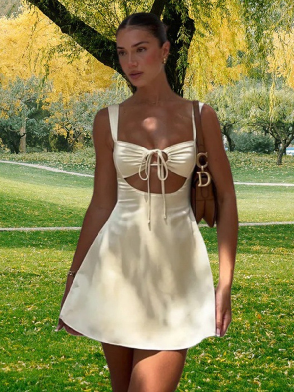 Levoire | Modis et sexy robe à lignes A sans bretelles serrée à la taille