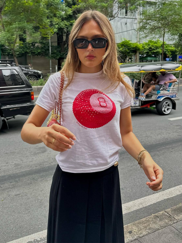 Levoire | T-shirt courte ajustée sexy à imprimé de fille chaude au col rond, ventre découvert à manches courtes