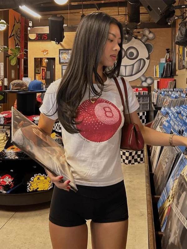 Levoire | T-shirt courte ajustée sexy à imprimé de fille chaude au col rond, ventre découvert à manches courtes