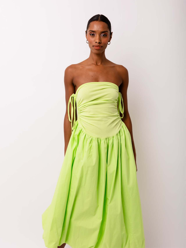 Levoire | Nouvelle robe sans manches à dos ouvert à encolure halter froncée en patchwork avec poches