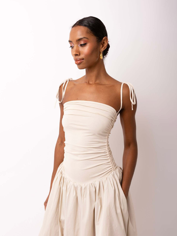 Levoire | Nouvelle robe sans manches à dos ouvert à encolure halter froncée en patchwork avec poches