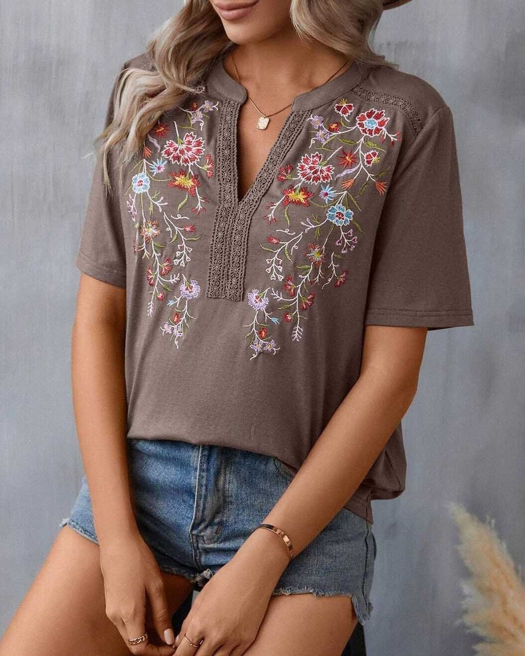 Levoire | Élégante Blouse Avec Détails Floraux V-Cou Et Manches Courtes Braun