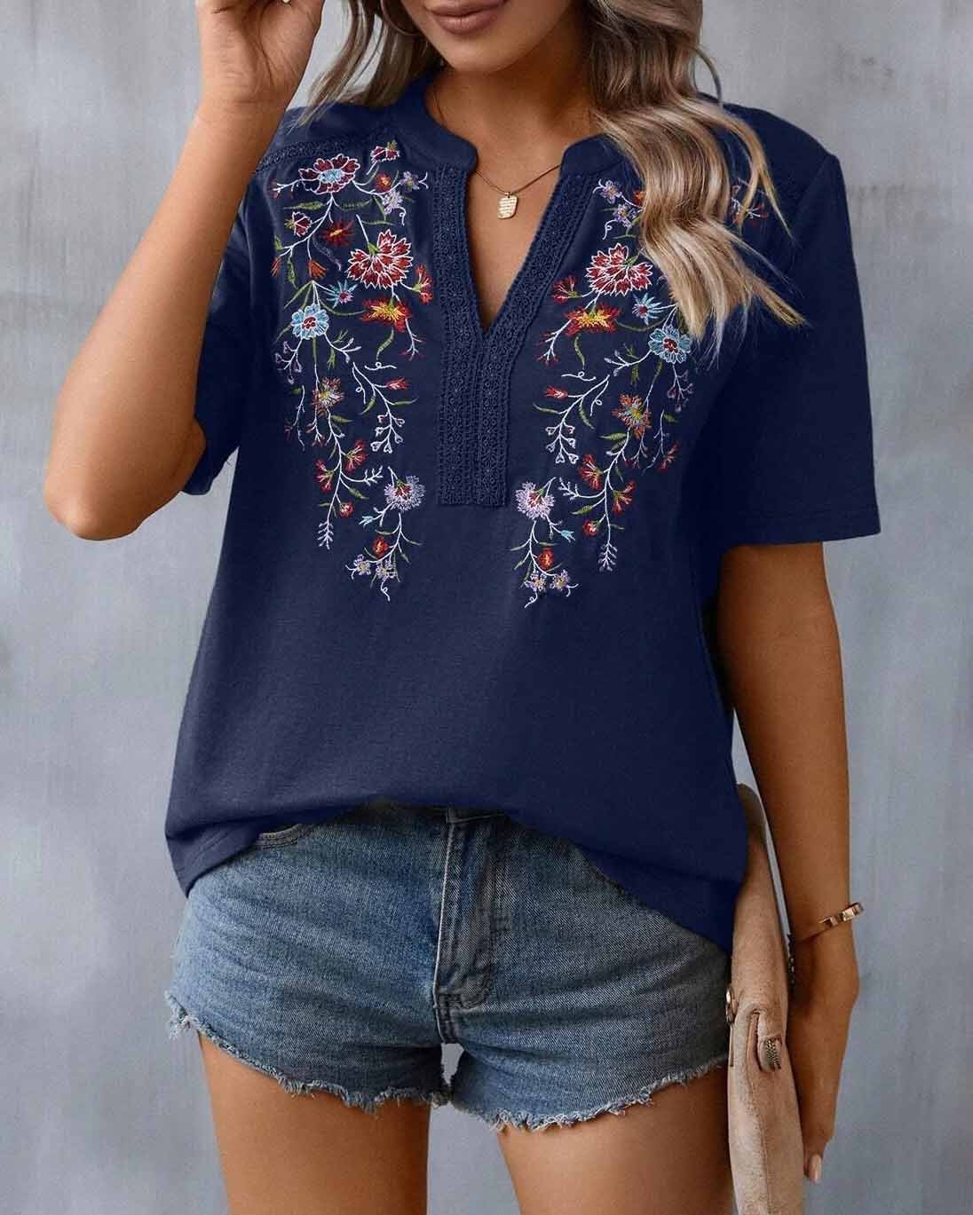 Levoire | Élégante Blouse Avec Détails Floraux V-Cou Et Manches Courtes Gris d'avoine