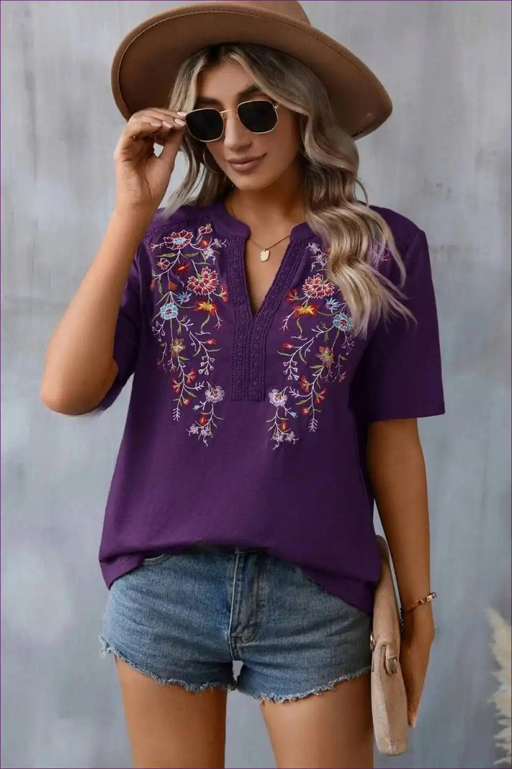 Levoire | Bohemian Bliss Blouse brodée à encolure en V - Vert olive à motifs floraux élégants Lila