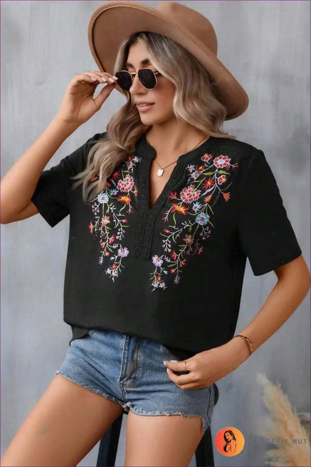 Levoire | Bohemian Bliss Blouse brodée à encolure en V - Vert olive à motifs floraux élégants Noir