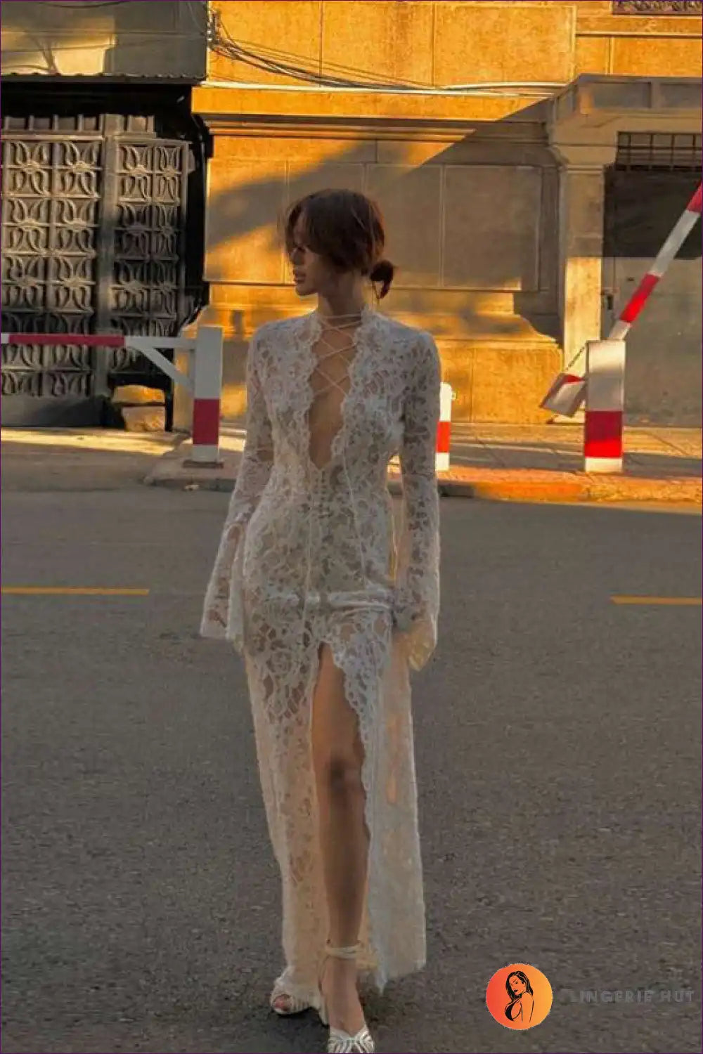 Levoire | Robe maxi à décolleté profond en dentelle extérieure - Morsiusloisto défini