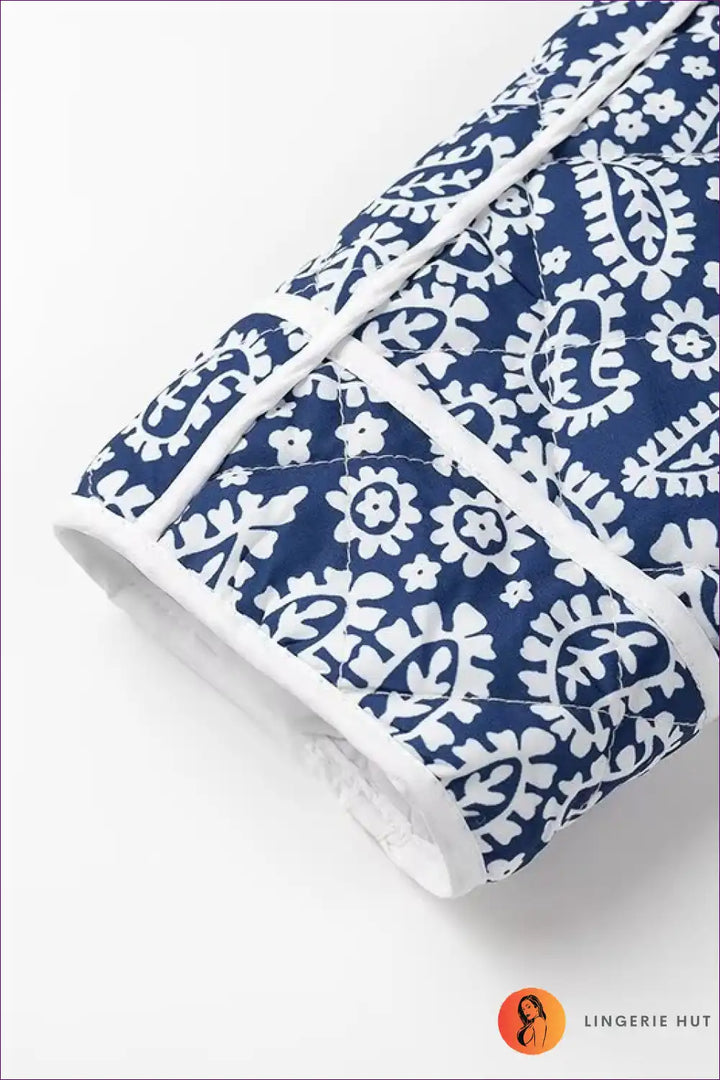 Levoire | Vintage Charm Floral T-shirt - Bleu Marine & Blanc Élégance