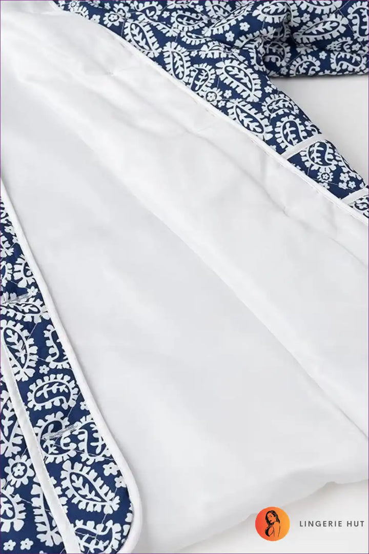 Levoire | Vintage Charm Floral T-shirt - Bleu Marine & Blanc Élégance