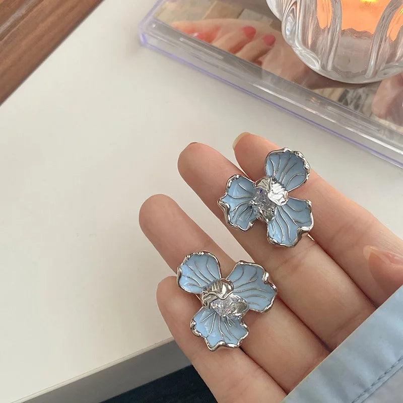 Levoire | Chic Boucles D'Oreilles En Émail Fleuries En Bleu Clair