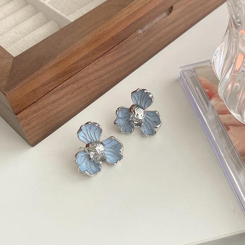 Levoire | Chic Boucles D'Oreilles En Émail Fleuries En Bleu Clair