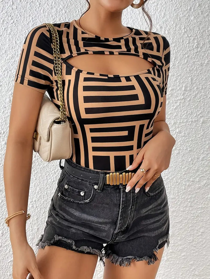 Levoire | T-Shirt Géométrique Élégant Avec Décolleté Pour Un Look Audacieux