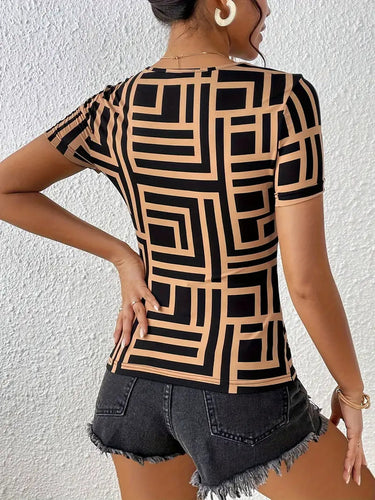 Levoire | T-Shirt Géométrique Élégant Avec Décolleté Pour Un Look Audacieux