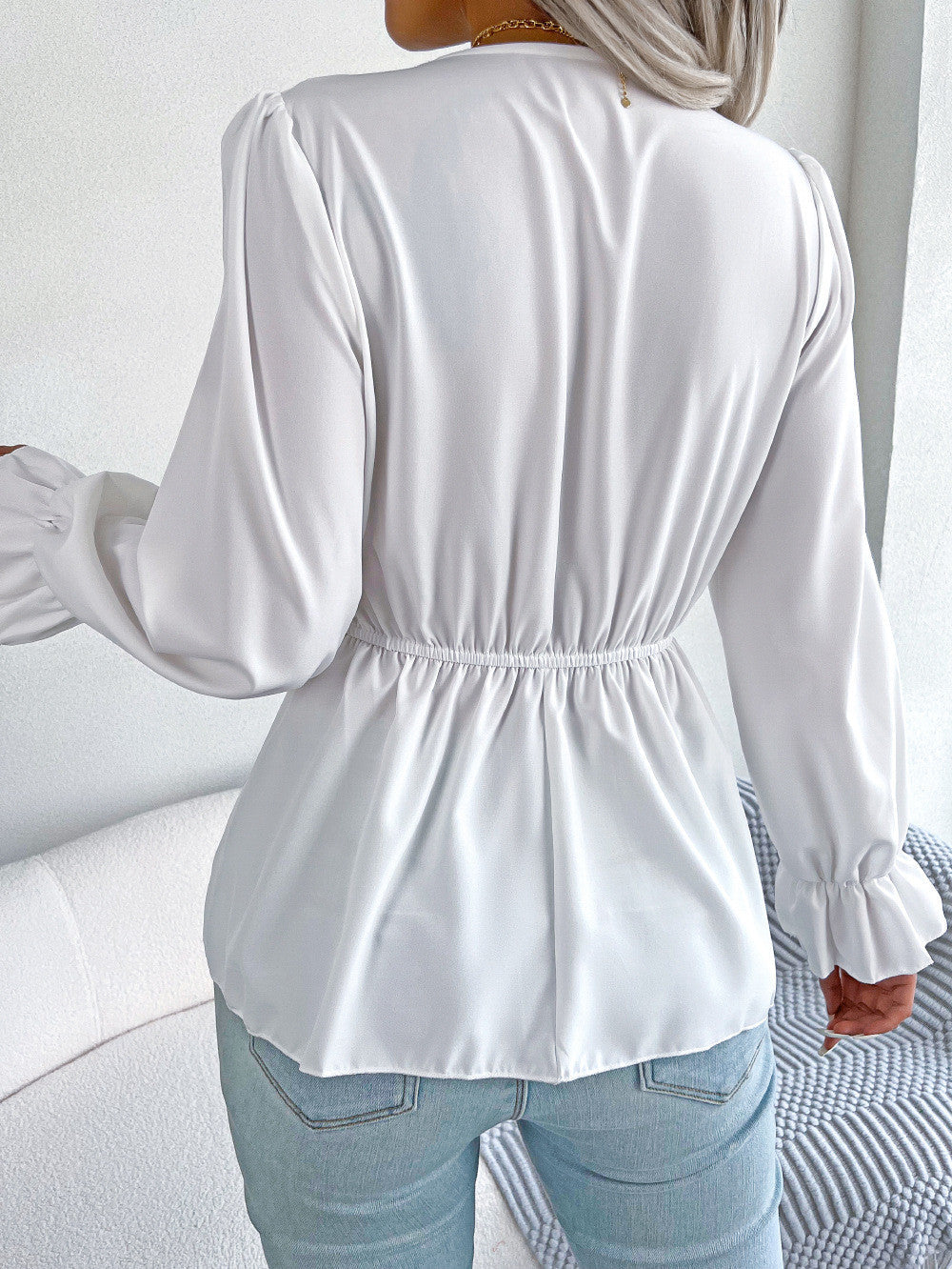 Levoire | Robe en mousseline de soie à col V avec ceinture