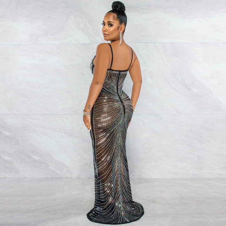 Levoire | longue robe à décolleté en V avec de belles bretelles en dentelle transparente pour une soirée de mariage étincelante