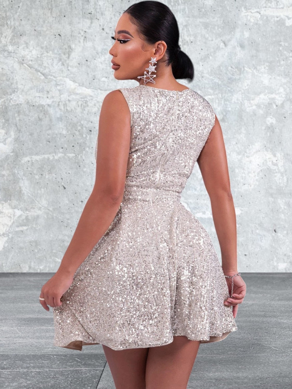 Levoire | Robe Sans Manches Courte À Col En Surplis En Sequins