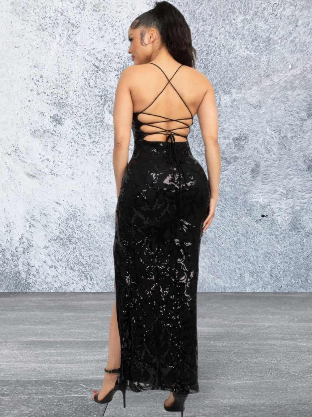 Levoire | Robe Noire À Fente Haute Sans Manches En Sequins