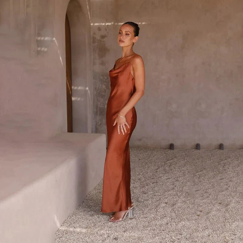 Levoire | Robe Satin Intemporelle Avec Dos Ouvert Et Design Élégant