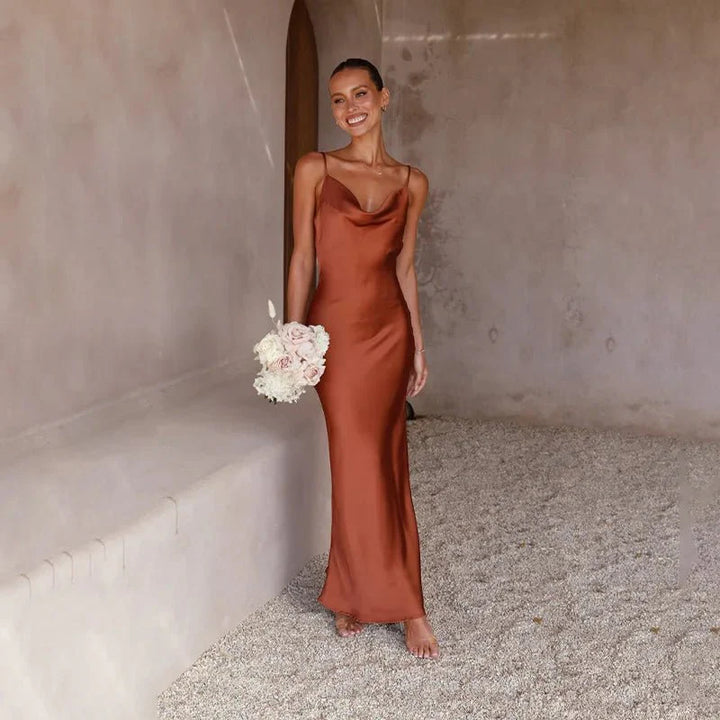Levoire | Robe Satin Intemporelle Avec Dos Ouvert Et Design Élégant Bronze