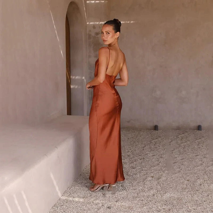 Levoire | Robe Satin Intemporelle Avec Dos Ouvert Et Design Élégant