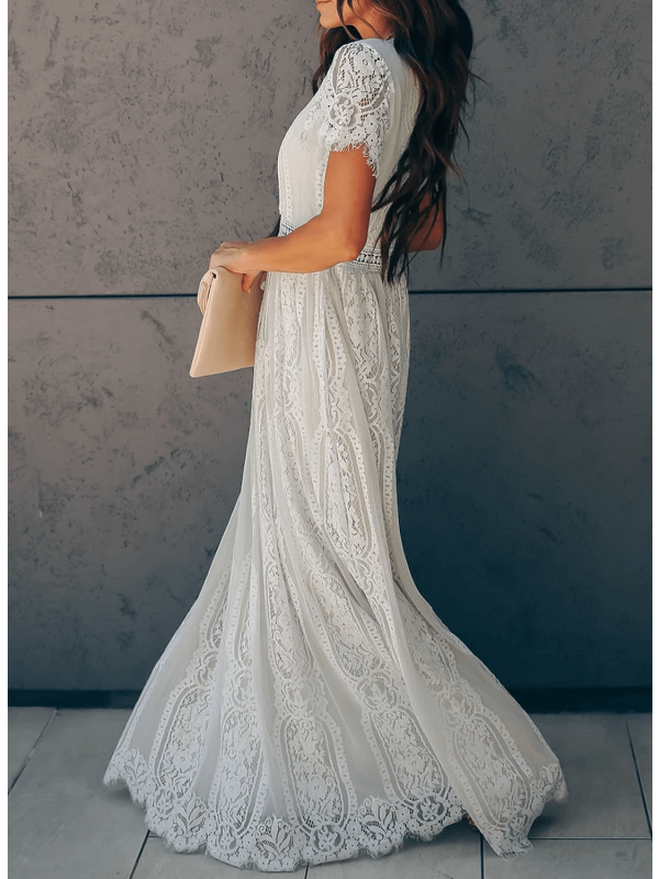 Levoire | Robe longue en dentelle à manches courtes et col en V