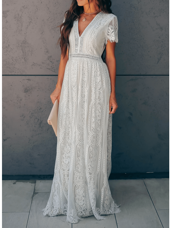 Levoire | Robe longue en dentelle à manches courtes et col en V