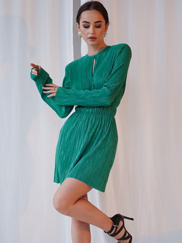 Levoire | Femme-modern robe mini plissée à découpe en clé de voute avec bord froncé et manches longues