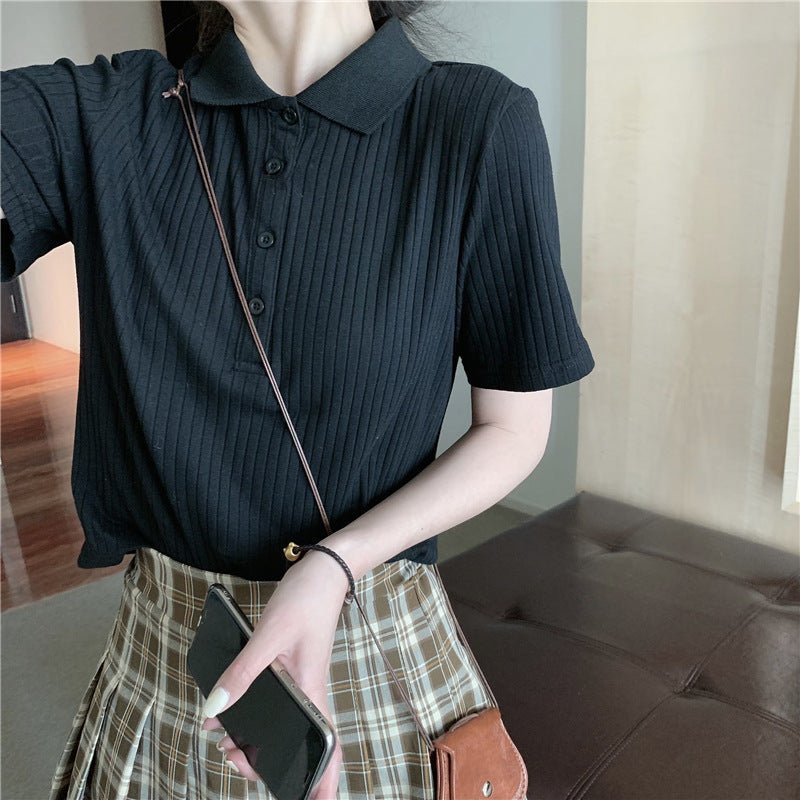 Levoire | Femme Polo à manches courtes en maille côtelée avec large col et boutons Musta